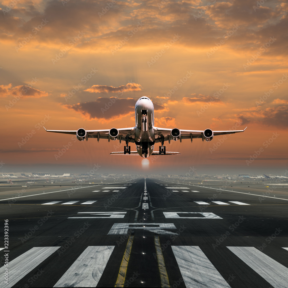 Fototapeta premium Startujący samolot z lotniska.