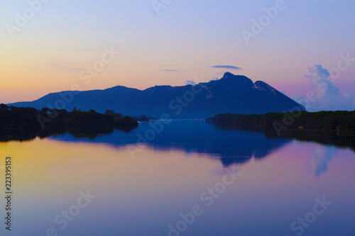 suggestivo lago italiano al tramonto