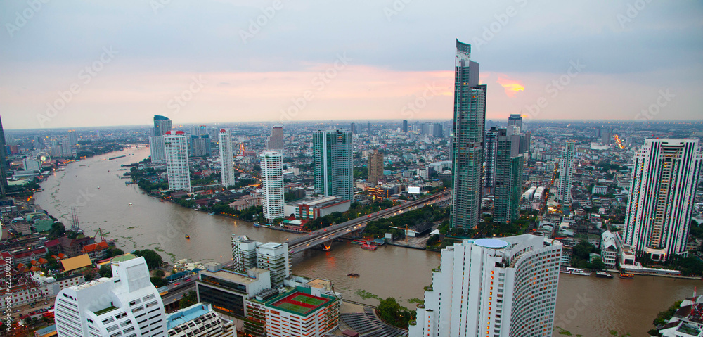 Fototapeta premium Bangkok skyline and sunset 