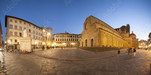 Italia, Toscana,Firenze. chiesa e piazza San Lorenzo.