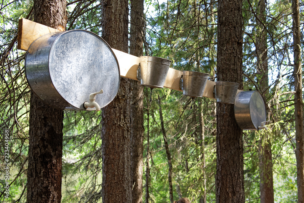 Old-fashioned hand-washing facilities for hand washing in field conditions