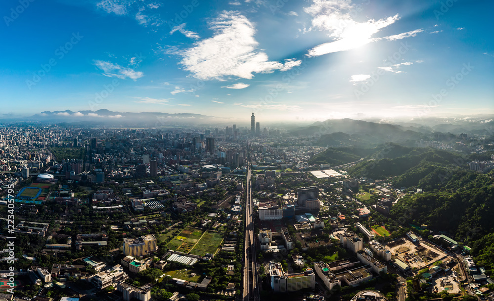 Obraz premium Skyline of taipei city in downtown Taipei, Taiwan.