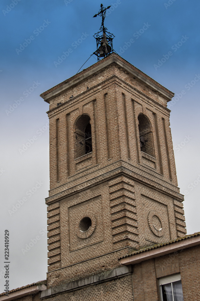 campanario  de ladrillo de la iglesia de san Pedro en Madrid. España