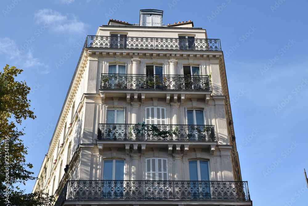Immeuble haussmannien à colonnes à Paris, France