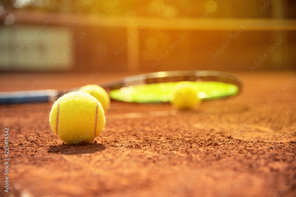 Tennisbälle, Tennisball am Feld mit Tennisschläger