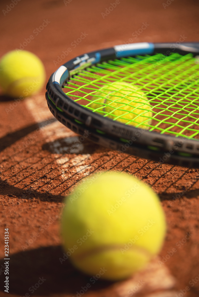 Tennis, Tennisschläger und Tennisball am Tennisplatz