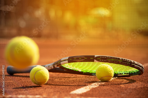 Tennis, Tennisschläger und Tennisball am Tennisplatz © s-motive