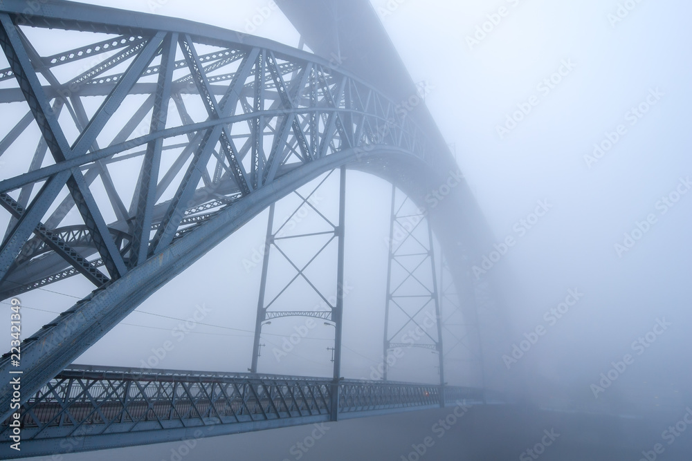 Brücke in das Nichts - Ponte S. Luis I löst sich im Nebel auf