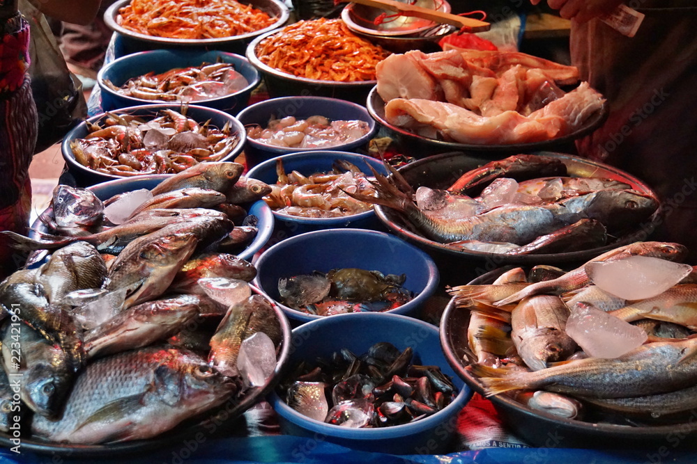 Fischauslage auf einem Markt in Honduras