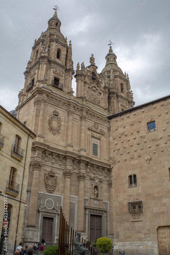 Torres de la iglesia de La clerecía y la casa de las conchas  en Salamanca