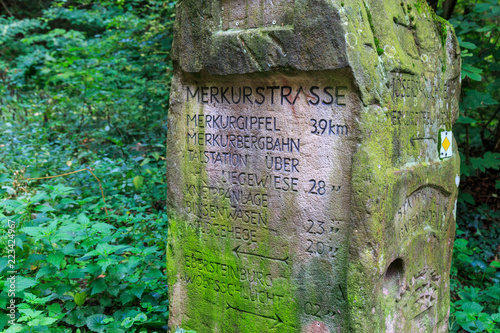 Historische Wegsäule auf dem Wanderweg Murgleiter im Schwarzwald