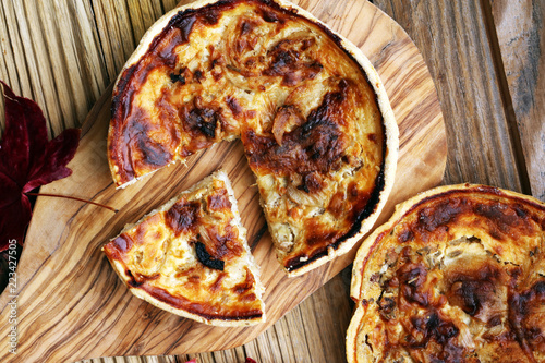 Фотография Homemade Cheesy Egg Quiche for Brunch with Spinach and Tomato, onions and zucchini