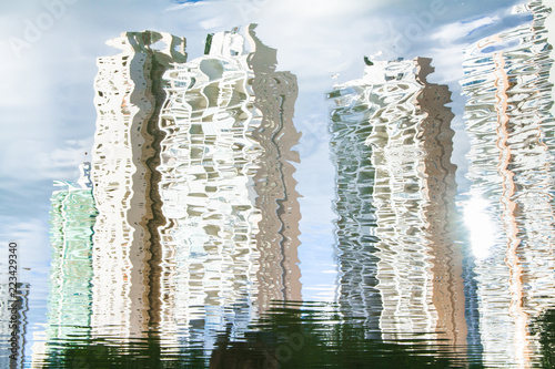 building reflection in the water, reflexos de prédios na água