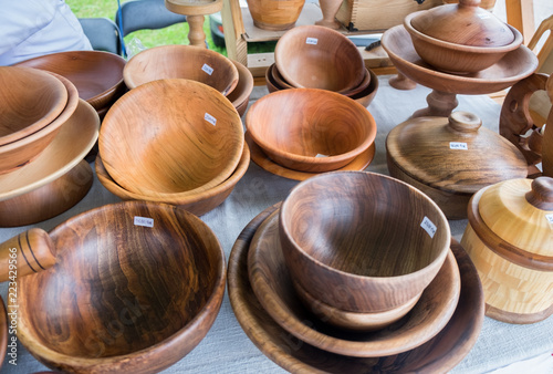Fotografia Handmade Wooden bowls sold at handicraft market