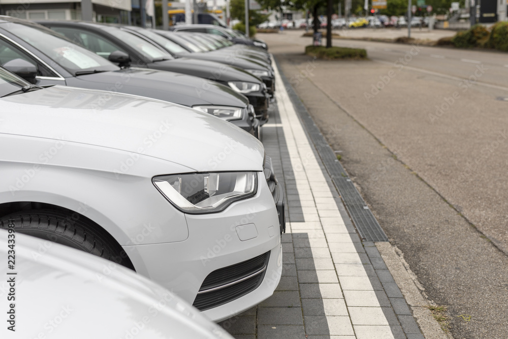 Fototapeta premium Gebrauchtwagen in einer Reihe an einer Straße