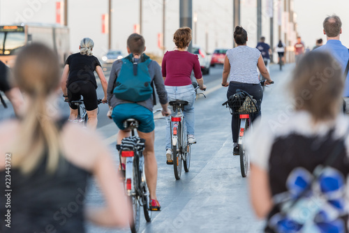 Bonn – Radfahrer, Jogger und Fußgänger auf der Kennedybrücke