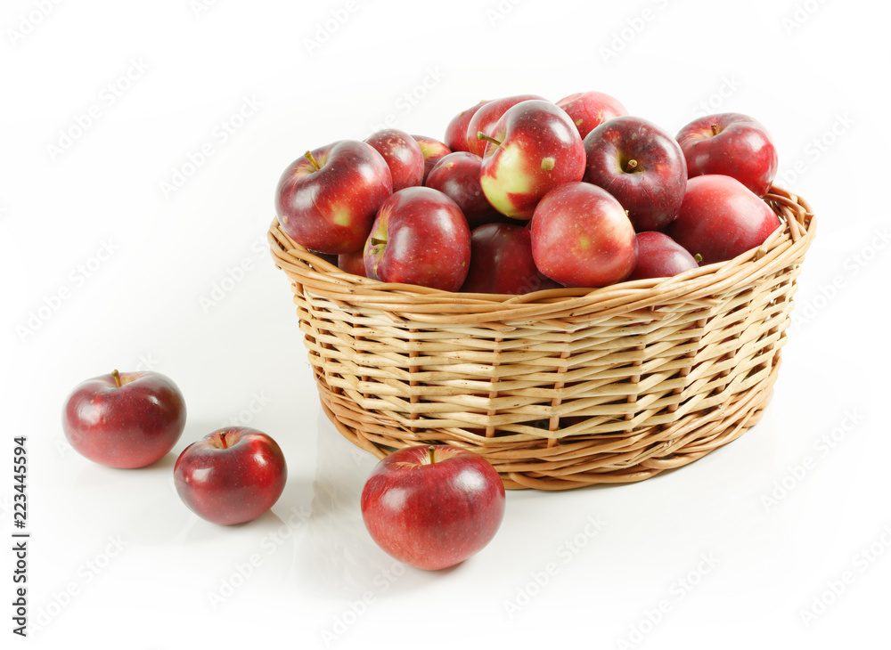 Wiklinowy kosz pełen czerwonych jabłek - obrazy, fototapety, plakaty 