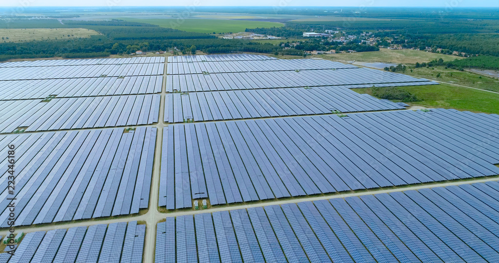 champs de panneaux solaire dans une ferme solaire avec splendide vue aérienne (drone) champs de panneaux solaire dans une ferme solaire avec splendide vue aérienne (drone)