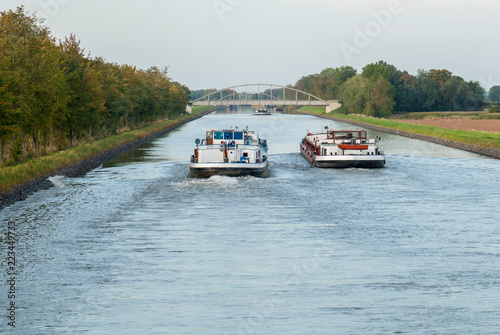 Binnenschiffe überholen sich auf dem Schleusenkanal der Weser bei Balge