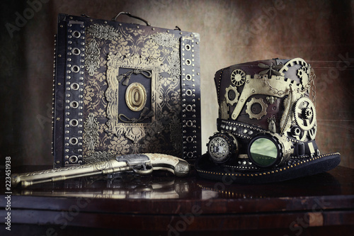 Steampunk,cappello a ingranaggi,valigetta e pistola photo