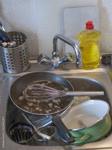 Abwasch, abwaschen, dreckiges Geschirr, schmutzige Pfanne, nach dem Essen, Spüle, spülen, küche, kochen, topf, essen, pan, herd, stahl, cook, zuhause, metall, edelstahl, innenausstattung, kochtöpfe,  