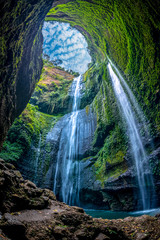 Wandcirkels Watervallen Madakaripura waterval in Indonesisch oerwoud  © somchairakin