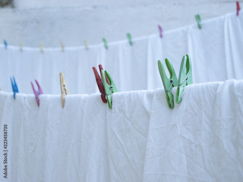 Wäscheleine, Wäsche, weiß, Leine, Wäscheklammern, Waschen, Waschtag, weiße  Wäsche waschen, reinwaschen, trocknen, Wäsche aufhängen, Photos | Adobe  Stock