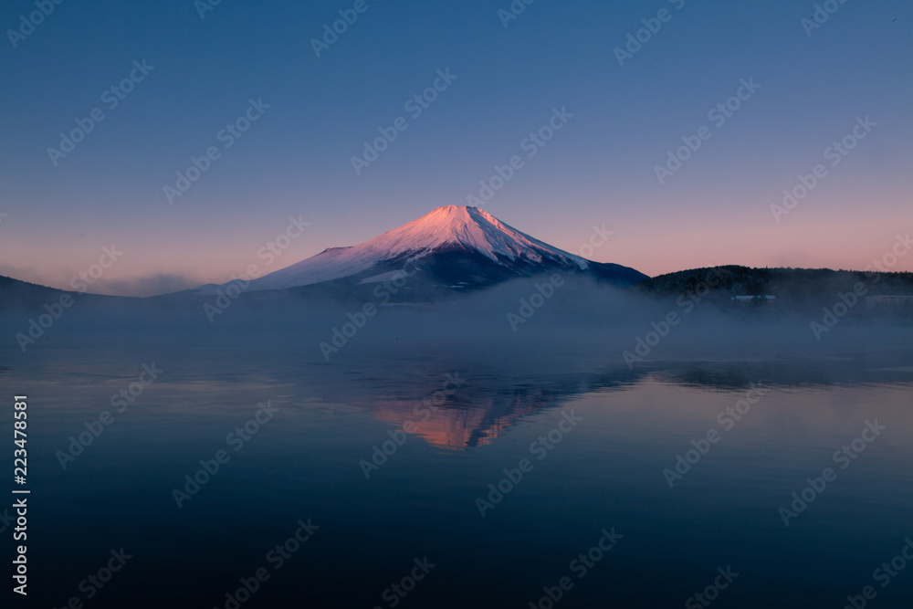 山中湖の紅富士の富士山