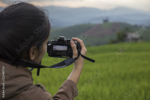 Woman holding a camera to travel.