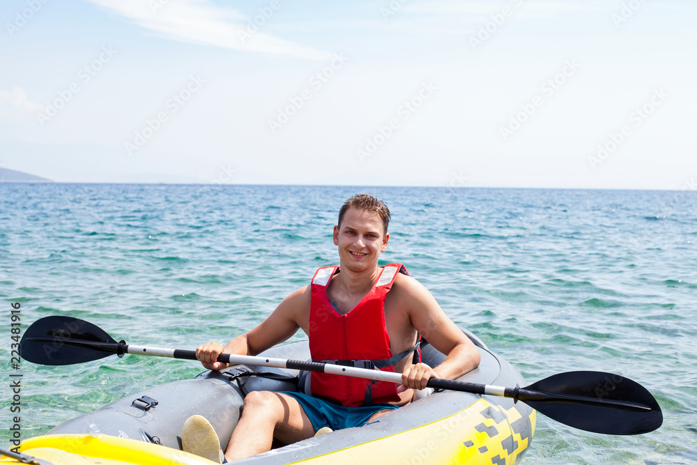 Obraz premium Young man kayaking