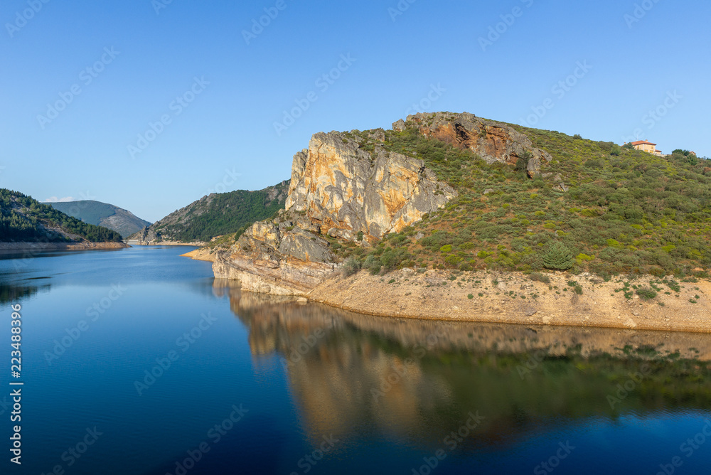 Obraz premium Camporredondo reservoir near Alba de los Cardanos, mountains of Palencia, Spain