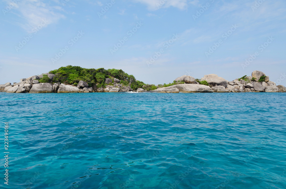 Fototapeta premium tropikalna wyspa i piękny krajobraz na wyspie Similan, Tajlandia.