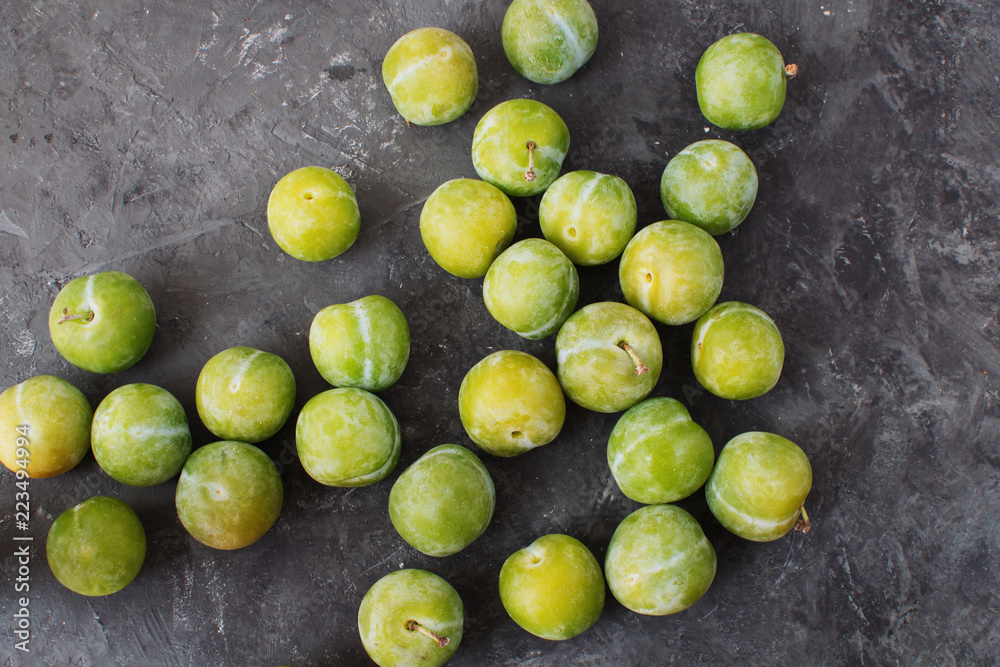 Φωτογραφία Delicious ripe green plums Greengages Black textured concrete background Autumn
