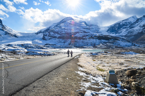 秋のカナディアン・ロッキー　アサバスカ氷河の後退を表す過去の氷河末端の標識（カナダ・アルバータ州）