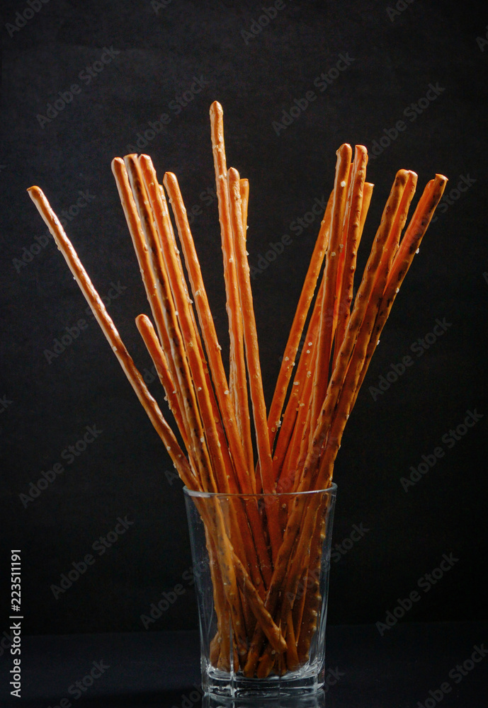 Obraz premium Pretzel sticks in small glass
