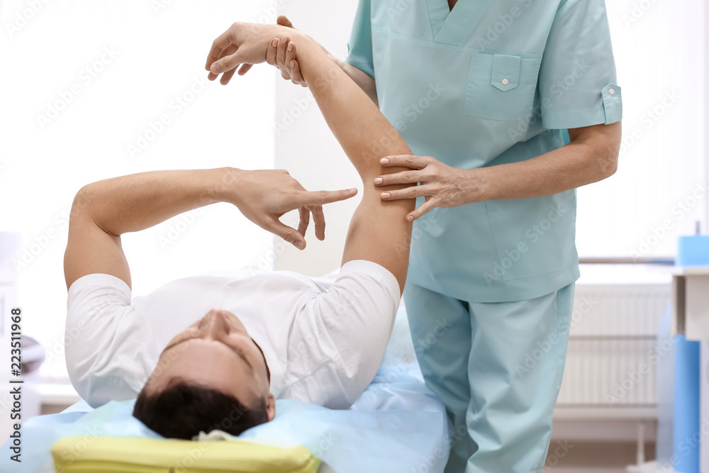 Obraz premium Orthopedist examining patient in hospital