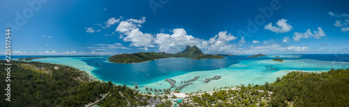 Canvas Print Panoramic aerial view of luxury overwater villas with palm trees, blue lagoon, w