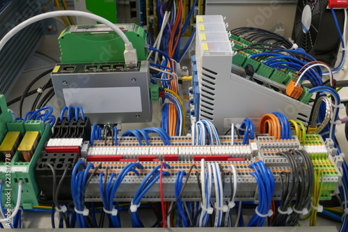 Teil eines neuen Bedienfeldes für einen Elektroschen Schaltschrank.  Verkabelung von statischen Energiezählern und Leistungsschaltern 