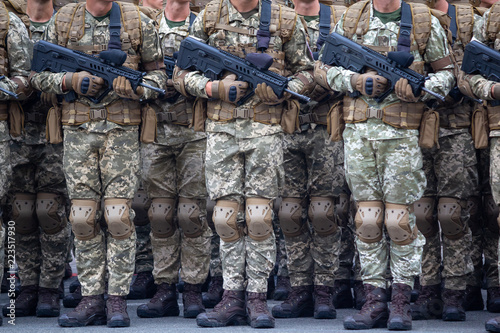 Fotografie Soldiers with automatic rifles in the ranks. Armament