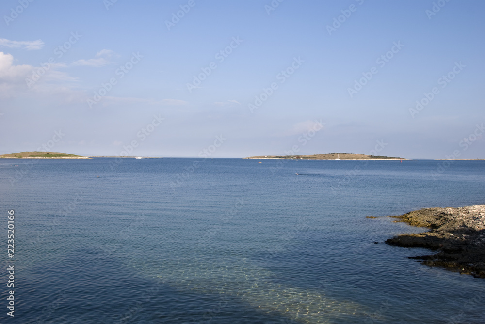 Meer, Insel; Felsküste, Kroatien, ruhig, Sonne