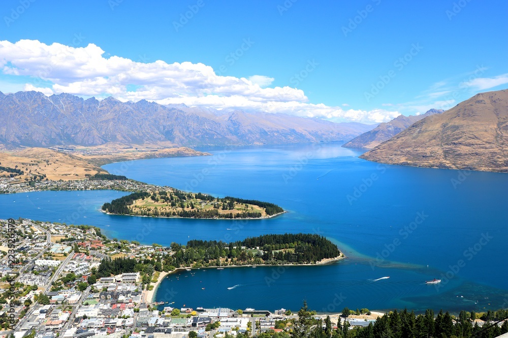 Fototapeta premium Panoramiczny widok na Queenstown z górami i jeziorem Nowej Zelandii