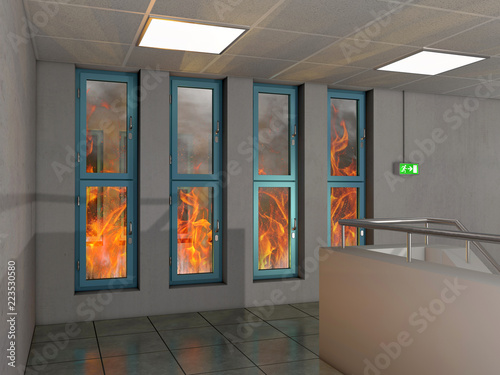 Flur innen mit Brandschutzfenstern durch die man Feuer sehen kann