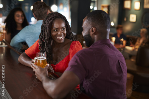 Canvas Print Couple On Date Sitting At Bar Counter And Talking