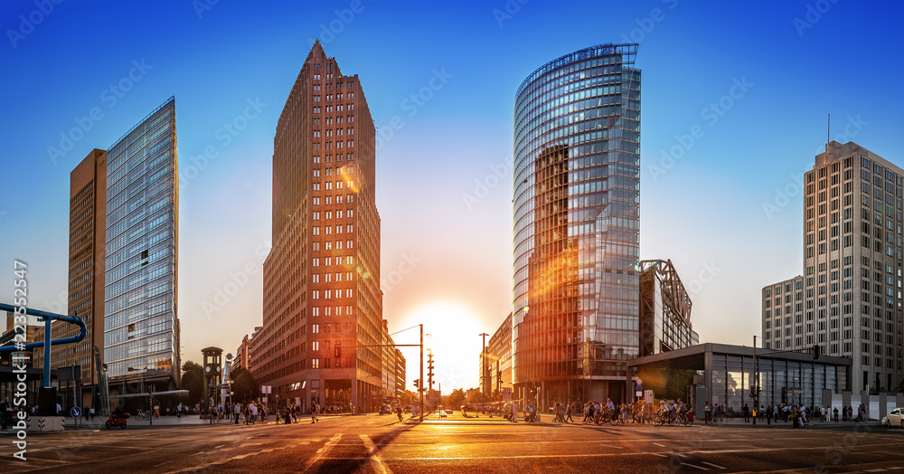 Naklejka premium słynny Potsdamer Platz w Berlinie o zachodzie słońca
