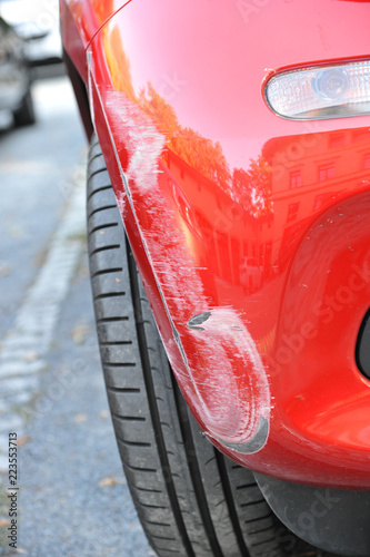 autobeule pkw auto fazrzeug kfz mit beule lackschaden blechschaden unfall unfallschaden kratzer delle photo