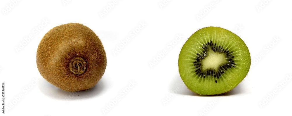 Fototapeta premium ganze und geschnittene kiwi isoliert auf weißem hintergrund