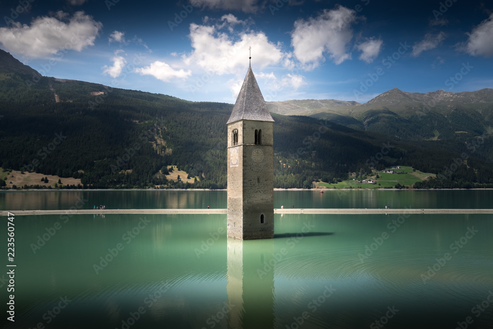 Kirchturm ragt aus dem Reschensee