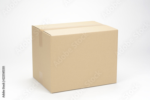Caja de cartón sobre fondo blanco © imstock