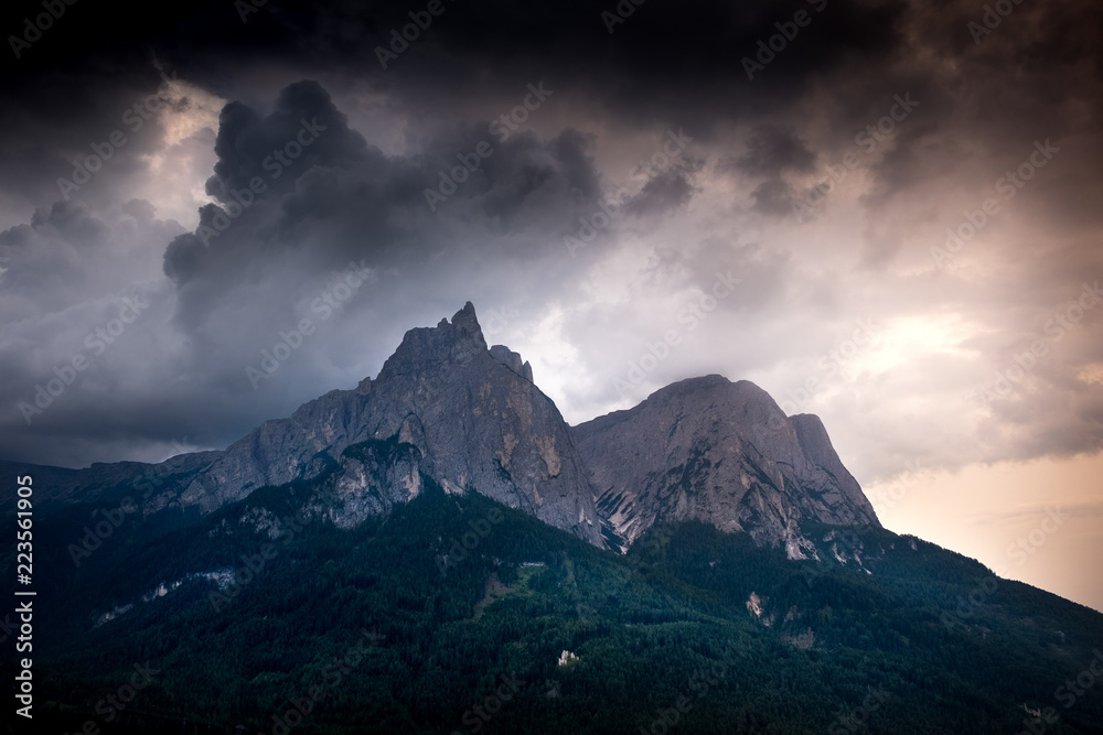 Gewitterstimmung über dem Schlern in den Dolomiten