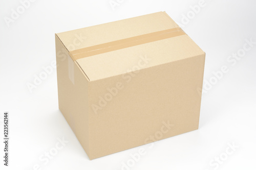 Caja de cartón sobre fondo blanco